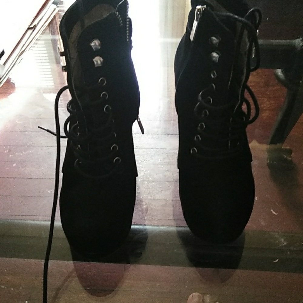 Boots - Picture 3 of 4